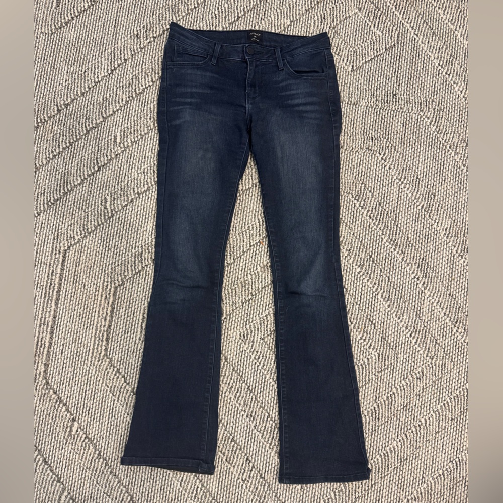 Just Black Women's blue dark denim
Jeans, size 26 stretchy comfortable fabric